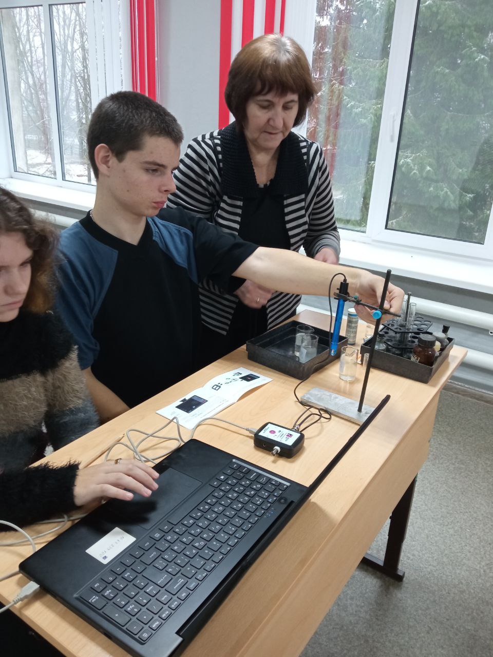 проведена практическая работа «Решение э С помощью датчика рН и универсального индикатора обучающиеся  Центра  &amp;quot;Точка роста&amp;quot; определили среду растворов солей и объяснили результаты эксперимента.