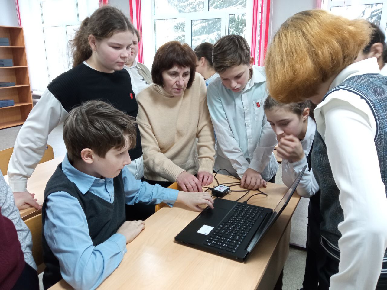 На занятии  творческого  объединения «Химия  вокруг  нас»